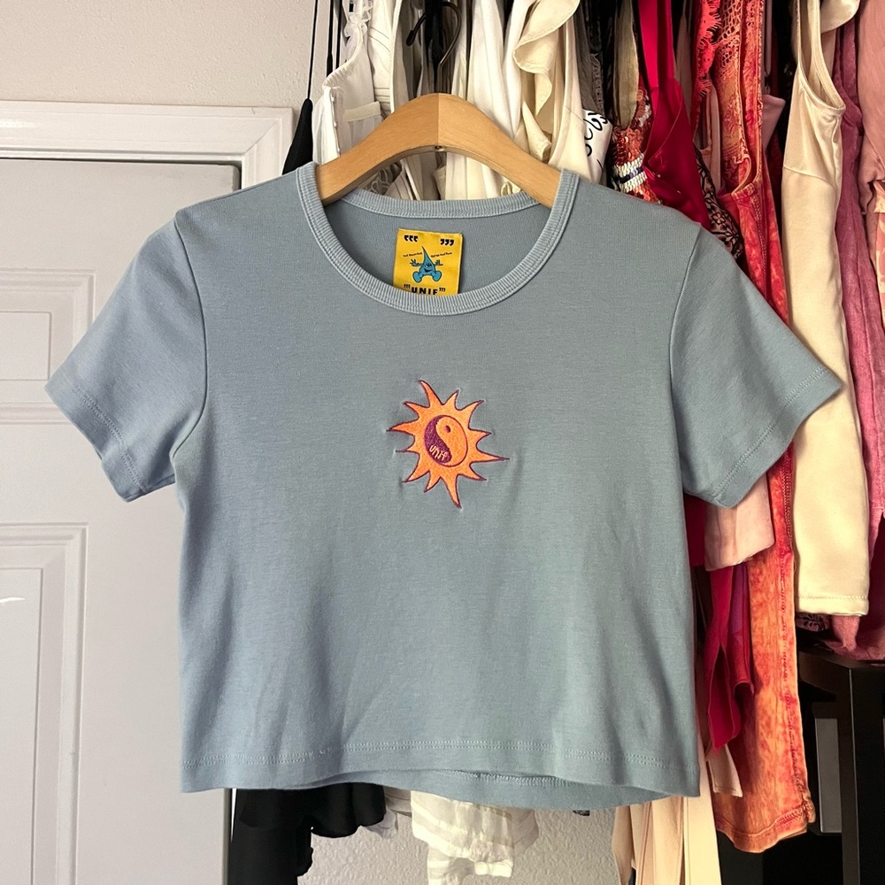 UNIF dusty blue knit crew neck‎ embroidered yin yang logo cropped baby tshirt